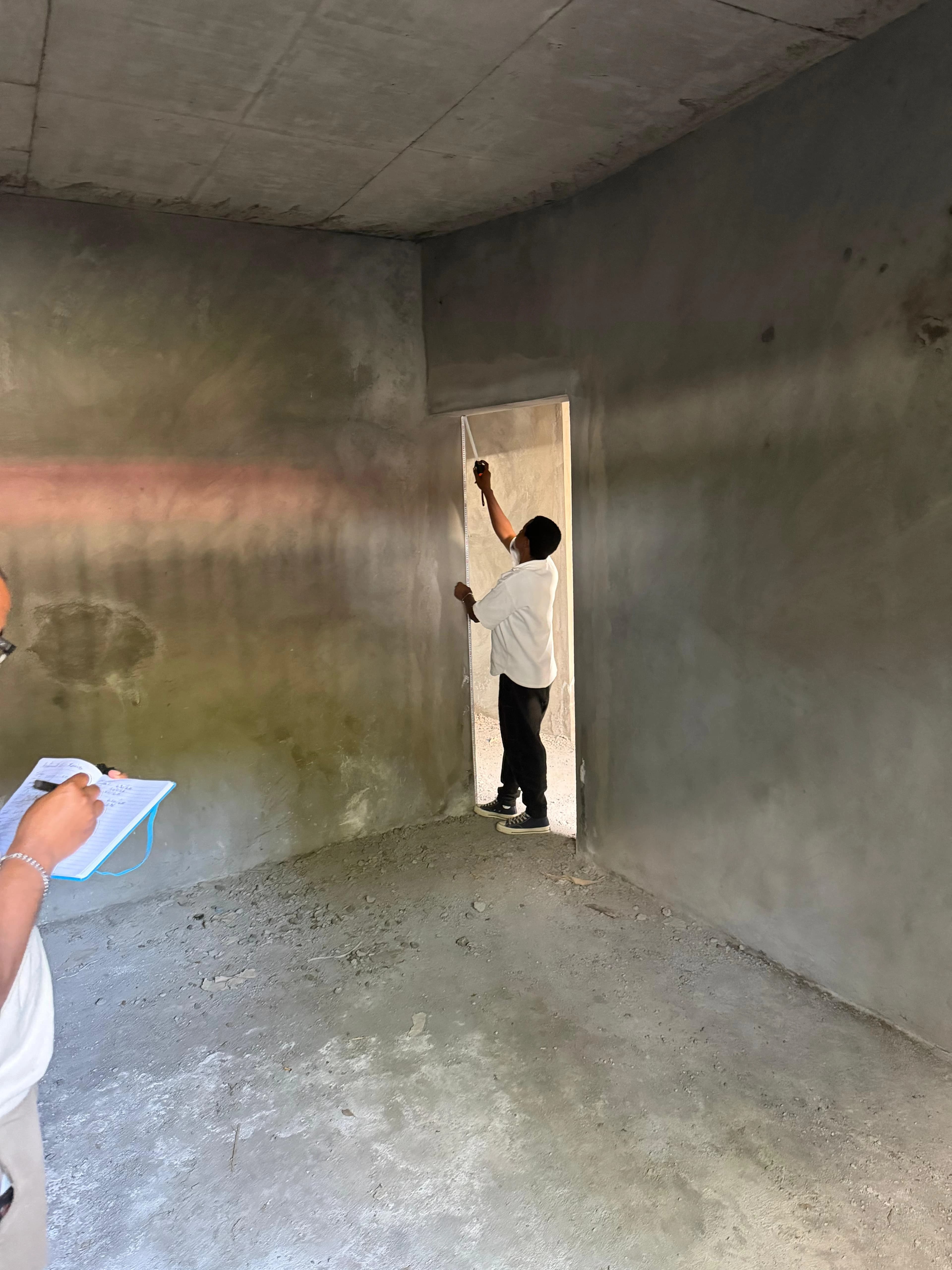Technicien relevé de dimensions sur chantier Comores